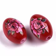 Perle i porcelæns look med roser. 15 x 10 mm. Vinrød